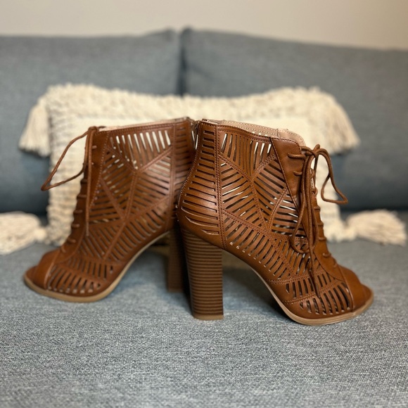Brown bootie size 9.5 - Picture 3 of 3